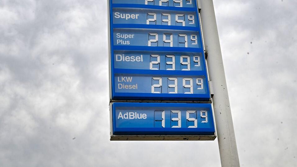 Literpreise über zwei Euro für Benzin und Diesel sind an Deutschlands Tankstellen derzeit die Regel. (Archivbild) Literpreise über zwei Euro für Benzin und Diesel sind an Deutschlands Tankstellen derzeit die Regel. (Archivbild)