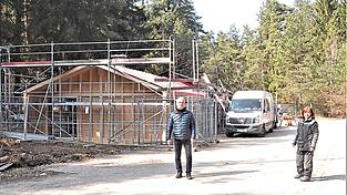 B&uuml;rgermeister Robert Spindler und Kindergartenleiterin Mariann Pr&uuml;ckl besuchten die Baustelle am alten Depot.