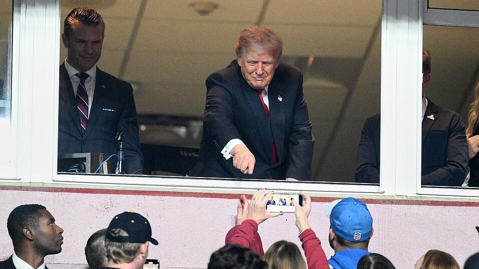 US-Präsident Donald Trump kam etwas verspätet im Stadion an.