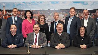 Der Marktgemeinderat Frontenhausen mit B&uuml;rgermeister Franz Gassner (vorne, Dritter von links).