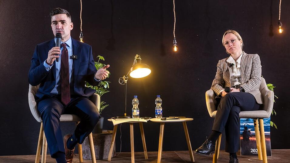 Sellner und AfD-Politikerin Lena Kotré diskutieren über sogenannte Remigration. Kotré machte vorab Werbung für das Treffen in Brandenburg. (Archivbild) Sellner und AfD-Politikerin Lena Kotré diskutieren über sogenannte Remigration. Kotré machte vorab Werbung für das Treffen in Brandenburg. (Archivbild)