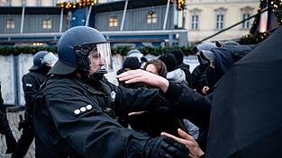 Nicht nur Polizisten m&uuml;ssen w&auml;hrend ihrer Arbeit mit Angriffen rechnen. Auch Lehrer und Finanzbeamte werden in Bayern oft Opfer von Gewalttaten. (Illustration)
