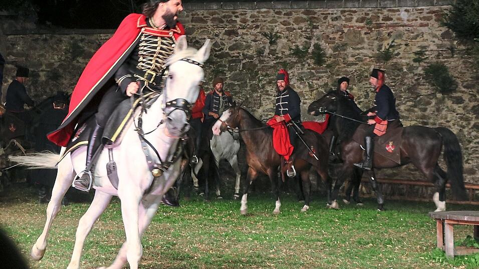 Wild, ungestüm und furchteinflößend - so kennt man den Pandurenoberst Franziskus Freiherr von der Trenck. Wild, ungestüm und furchteinflößend - so kennt man den Pandurenoberst Franziskus Freiherr von der Trenck.