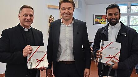 B&uuml;rgermeister Max Mader (Mitte) hie&szlig; den neuen Stadtpfarrer Fabian Orsetti (links) und Pfarrvikar Pater Sunny Thomas in der Dreirosenstadt willkommen.