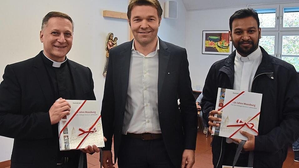 Bürgermeister Max Mader (Mitte) hieß den neuen Stadtpfarrer Fabian Orsetti (links) und Pfarrvikar Pater Sunny Thomas in der Dreirosenstadt willkommen. Bürgermeister Max Mader (Mitte) hieß den neuen Stadtpfarrer Fabian Orsetti (links) und Pfarrvikar Pater Sunny Thomas in der Dreirosenstadt willkommen.