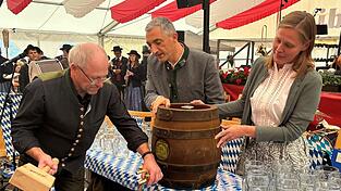 Der erste Schlag sitzt: Schirmherr Bürgermeister Herbert Preuß mit Landrat Ronny Raith und Katalina Kemenyfy.