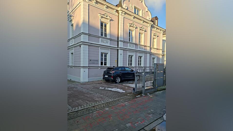 Die Polizei sucht insbesondere eine Person, die wohl zur Tatzeit in der N&auml;he war.