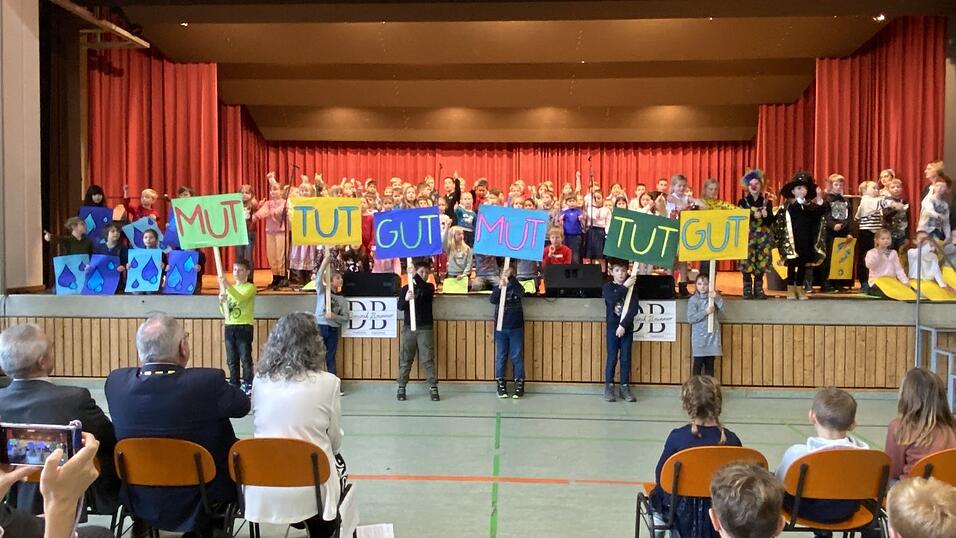 Mut tut gut, das sangen die zweiten Klassen und erhielten viel Applaus. Mut tut gut, das sangen die zweiten Klassen und erhielten viel Applaus.