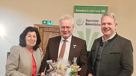 Bezirksb&auml;uerin Claudia Erndl (l.) und Kreisobmann Franz Schreyer dankten Bundeslandwirtschaftsminister Alois Rainer (M.) f&uuml;r seine Einblicke in die gro&szlig;en politischen Herausforderungen mit einem Pr&auml;sent - selbstverst&auml;ndlich aus heimischer Produktion.