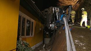 Rettungskräfte der Feuerwehr sind am Unglücksort im Einsatz. Ein deutscher Reisebus ist auf der Rohrmooser Landstraße L722 in Richtung Schladming in der sog. 'Schlösselkehre' über eine Böschung gestürzt. Rettungskräfte der Feuerwehr sind am Unglücksort im Einsatz. Ein deutscher Reisebus ist auf der Rohrmooser Landstraße L722 in Richtung Schladming in der sog. 'Schlösselkehre' über eine Böschung gestürzt.