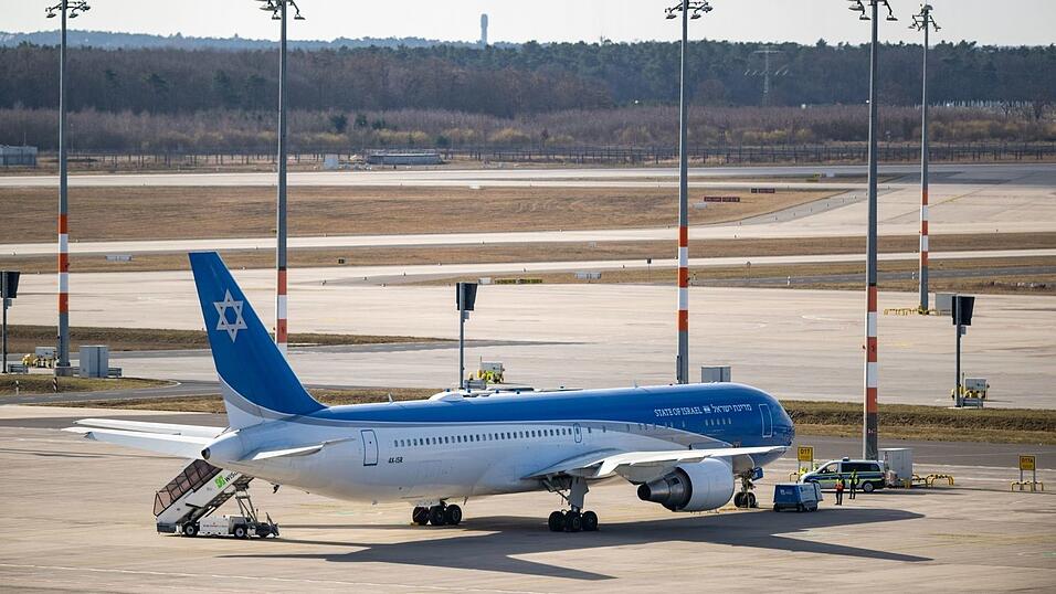 Israels Staatsflugzeug &laquo;Fl&uuml;gel Zions&raquo; steht am Flughafen BER.