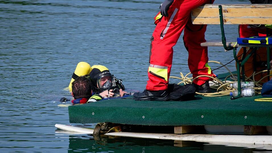 Taucher suchten in einem See bei Düren nach einem 14-Jährigen. Taucher suchten in einem See bei Düren nach einem 14-Jährigen.