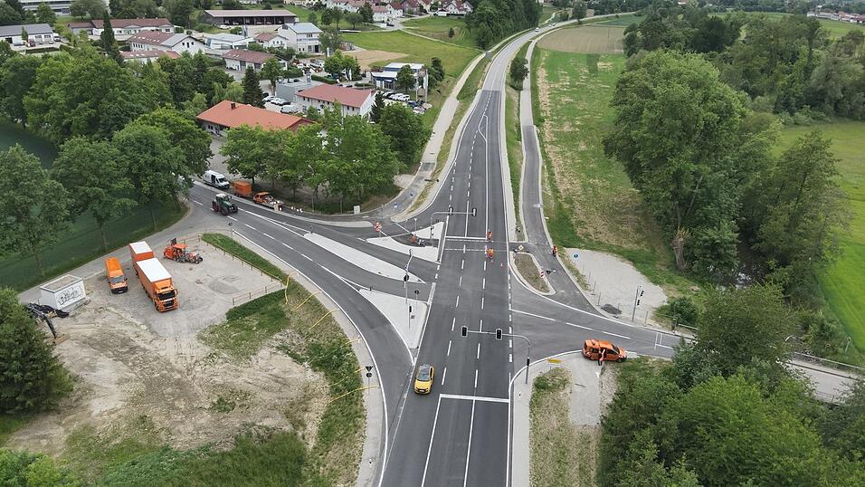 Seit Mittwoch kann die fertiggestellte Kreuzung der Bundesstraße 388 mit der Preysing-Allee im Laufe des Tages für den Verkehr freigegeben werden. Aktuell laufen die letzten Arbeiten.