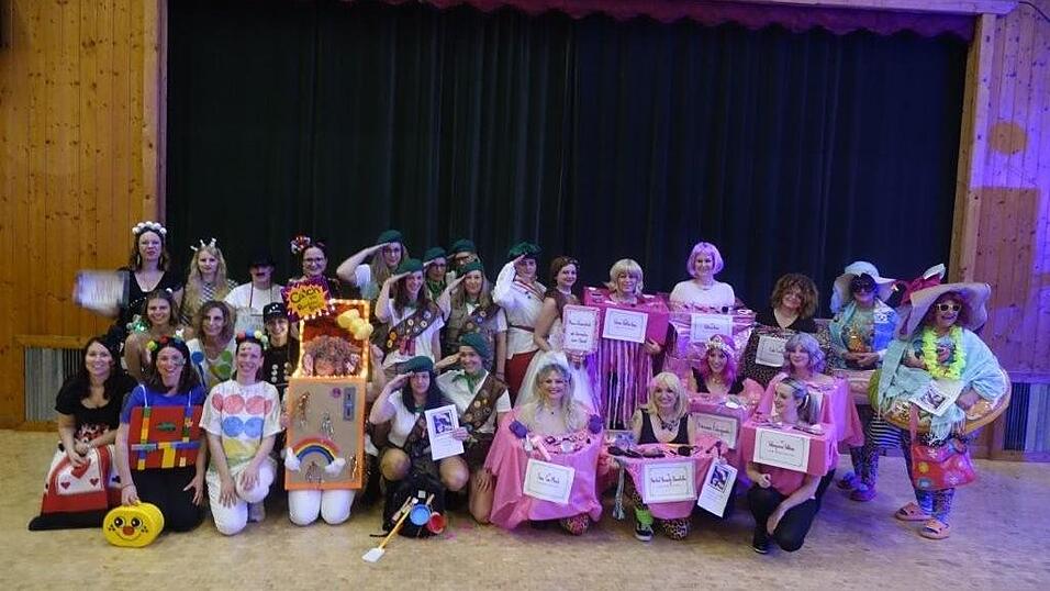 Bei der Maskenpr&auml;mierung: Schminkk&ouml;pfe, Spielesammlung und Pfadfinder