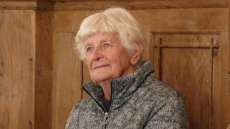 Theresia Weger auf ihrer Mesnerbank in St. Michael bei der Verabschiedung.