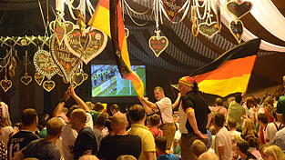 Ob es wie bei vergangenen Europa- und Weltmeisterschaften in der Stadthalle Vilsbiburg wieder Public Viewing gibt, ist offen. Das letzte Vorrundenspiel bestreitet die deutsche Mannschaft am 25. Juni gegen Ecuador. Einen Tag sp&auml;ter beginnt das Volksfest. Andrea Soller, die im Rathaus f&uuml;r das Volksfest zust&auml;ndig ist, sagte auf Anfrage, dass nat&uuml;rlich alles davon abh&auml;nge, wie weit die deutsche Nationalmannschaft kommt. Die Frage, wer wohl Weltmeister wird, beantwortet sie so: &bdquo;Ich kenne mich mit Fu&szlig;ball &uuml;berhaupt nicht aus. Aber aus Solidarit&auml;t tippe ich auf einen Sieg der deutschen Mannschaft.&ldquo;