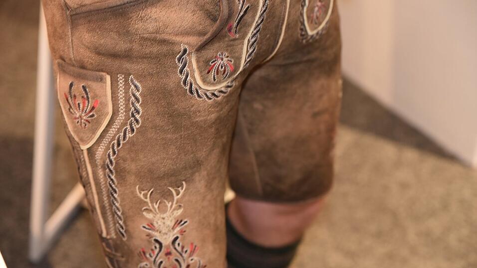 Die Lederhose sollte auf jeden Fall kurz und eng sein.