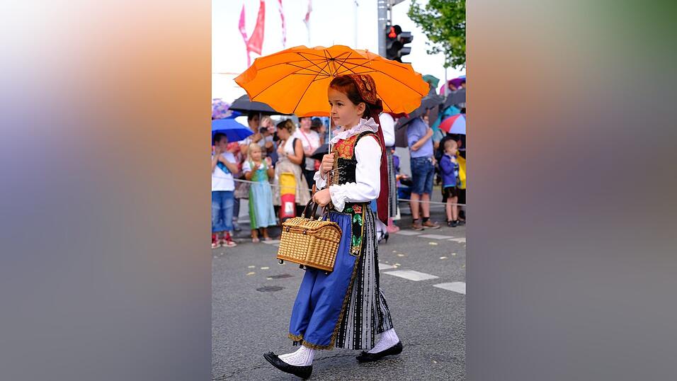 Zahlreiche Musik- und Trachtengruppen zogen nach dreij&auml;hriger Pause am Freitagabend zum Festplatz Am Hagen.