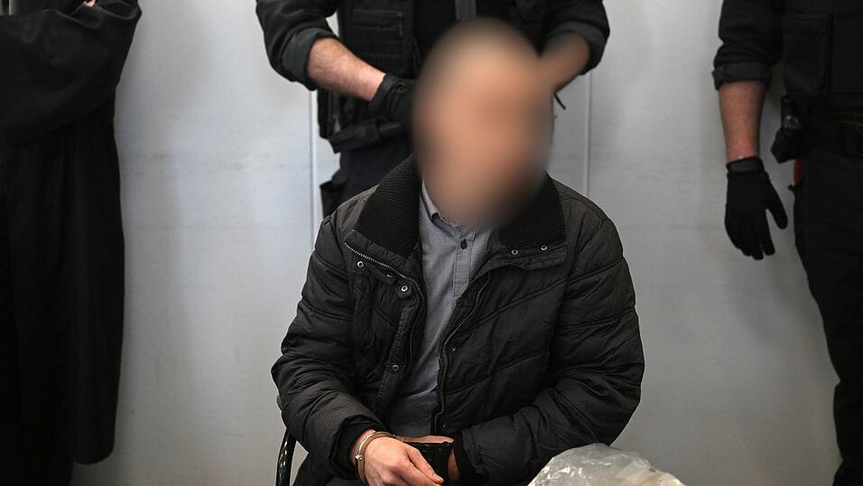 Der wegen Mordes an der neunjährigen Valeriia Angeklagte wartet am Landgericht Chemnitz auf den Beginn seines Prozesses.