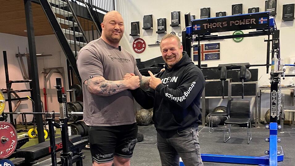 In Reykjavik trifft Sepp Maurer auf Hafthor 'Thor' Bj&ouml;rnsson - den wohl st&auml;rksten Mann der Welt. Mit einem symbolischen Handschlag besiegeln beide die Teilnahme des Isl&auml;nders an der Eisenhart-Challenge auf der H&ouml;llh&ouml;he am 26. Juli.