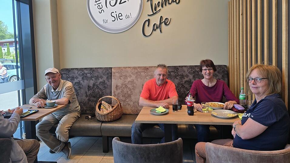 In Irmis Café ist immer was los. Es ist ein Treffpunkt für das Dorf geworden. Alle Generationen kommen dort zusammen - auf eine Tasse Kaffee oder ein Mittagessen. In Irmis Café ist immer was los. Es ist ein Treffpunkt für das Dorf geworden. Alle Generationen kommen dort zusammen - auf eine Tasse Kaffee oder ein Mittagessen.