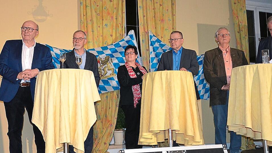 Die Landratskandidaten auf dem Podium (v. l.): Martin Neumeyer, Heinz Kroiss, Beatrix Kappelmeier, Andreas Fischer, Peter-Michael Schmalz und Christian Nerb.
