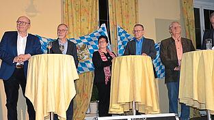 Die Landratskandidaten auf dem Podium (v. l.): Martin Neumeyer, Heinz Kroiss, Beatrix Kappelmeier, Andreas Fischer, Peter-Michael Schmalz und Christian Nerb.