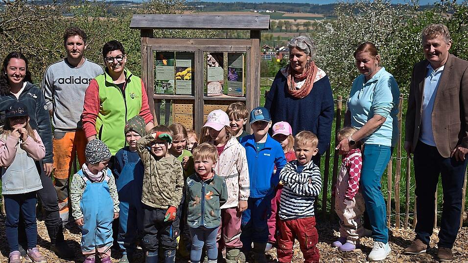 B&uuml;rgermeister Josef Beham (r.) und die Kinder halfen flei&szlig;ig mit.
