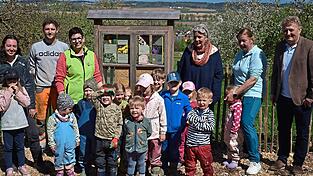 B&uuml;rgermeister Josef Beham (r.) und die Kinder halfen flei&szlig;ig mit.