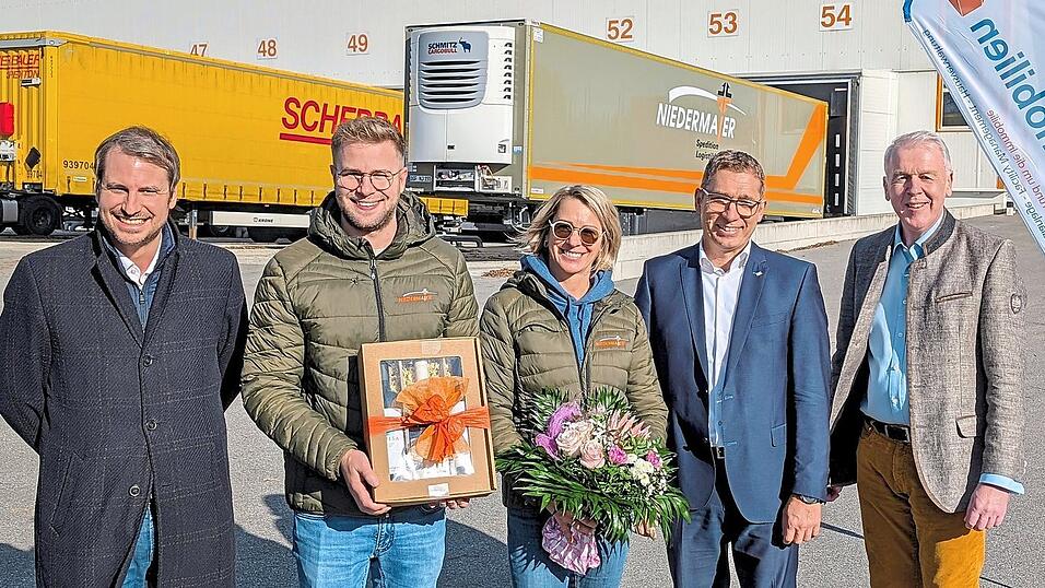 Mehr Platz für Auflieger: Auf den nächsten Expansionsschritt angestoßen haben Christian und Birgit Ach mit Bürgermeister Matthias Kohlmayer (l.) sowie Martin Able (2.v.r.) und Carsten Clemens (r). von der VR-Bank Landau-Mengkofen. Mehr Platz für Auflieger: Auf den nächsten Expansionsschritt angestoßen haben Christian und Birgit Ach mit Bürgermeister Matthias Kohlmayer (l.) sowie Martin Able (2.v.r.) und Carsten Clemens (r). von der VR-Bank Landau-Mengkofen.