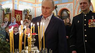 Mit welcher Bitte hat Kremlchef am orthodoxen Weihnachten wohl diese Kerze angez&uuml;ndet? (Archivbild)