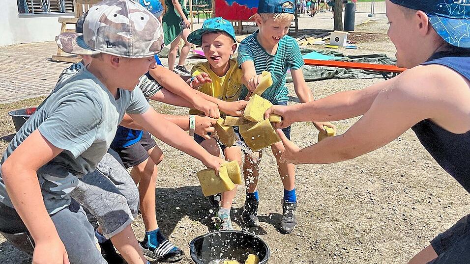 W&auml;hrend der Ferienfreizeit haben die Kinder viel Spa&szlig; bei Wasserschlachten.