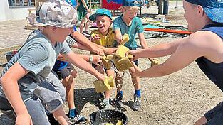 Während der Ferienfreizeit haben die Kinder viel Spaß bei Wasserschlachten.