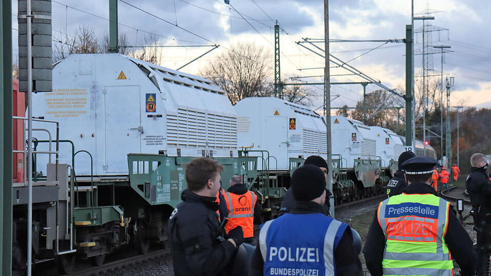 Ein Zug mit Castorbehältern kommt im baden-württembergischen Philippsburg an. 2025 sollen auch im stillgelegten KKI Castoren mit Atommüll zwischengelagert werden. (Symbolbild)