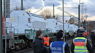 Ein Zug mit Castorbehältern kommt im baden-württembergischen Philippsburg an. 2025 sollen auch im stillgelegten KKI Castoren mit Atommüll zwischengelagert werden. (Symbolbild)