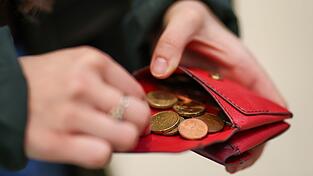 Höhere Preise machen Verbraucherinnen und Verbrauchern zu schaffen. Höhere Preise machen Verbraucherinnen und Verbrauchern zu schaffen.