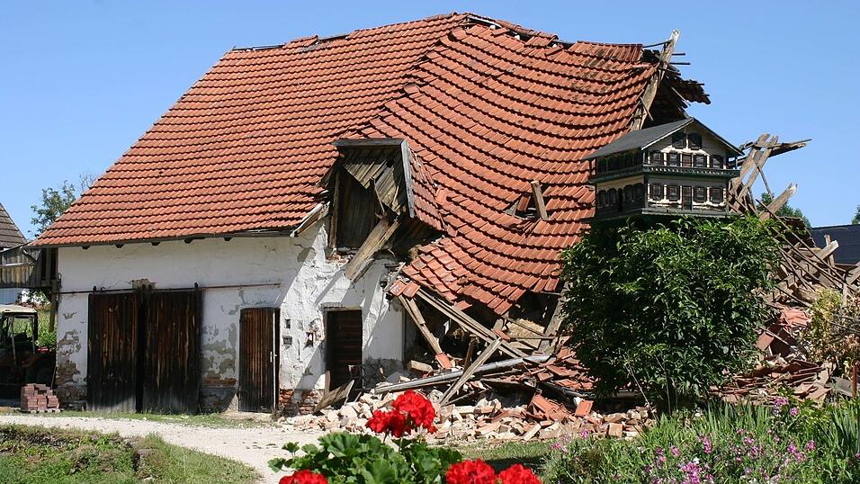 Teilweise eingestürzt ist dieses Gebäude an der Ortsdurchfahrt von Wang.