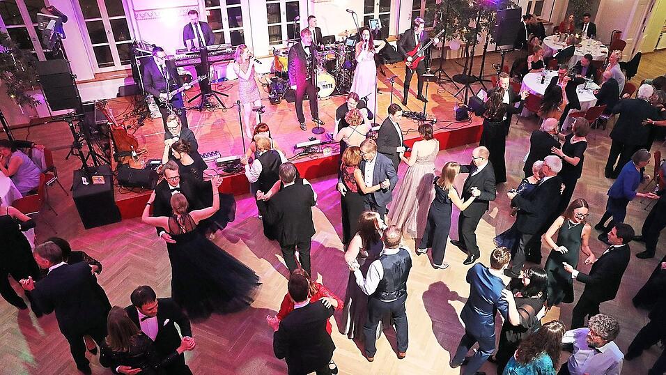 Bereits beim Eröffnungstanz zum Wienerwalzer war die Tanzfläche gut gefüllt. Die Band Blind Date unterhielt die Tänzer mit einem Mix aus Charthits und Oldies. Bereits beim Eröffnungstanz zum Wienerwalzer war die Tanzfläche gut gefüllt. Die Band Blind Date unterhielt die Tänzer mit einem Mix aus Charthits und Oldies.