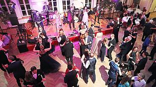 Bereits beim Eröffnungstanz zum Wienerwalzer war die Tanzfläche gut gefüllt. Die Band Blind Date unterhielt die Tänzer mit einem Mix aus Charthits und Oldies.