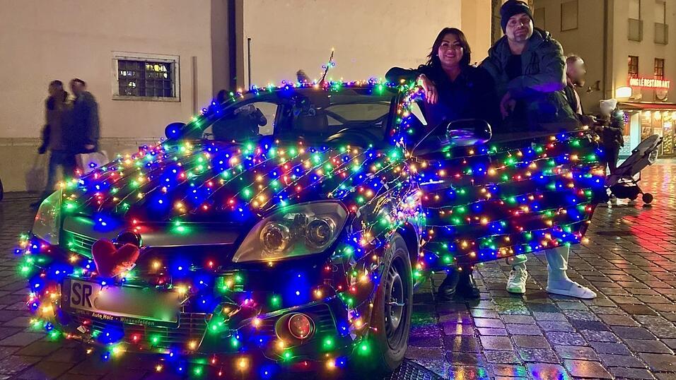 Sie sorgten f&uuml;r einen wunderbaren Farbtupfer in der Adventszeit: Michal Szymeczko und Ehefrau Martina mit dem Weihnachtsauto.