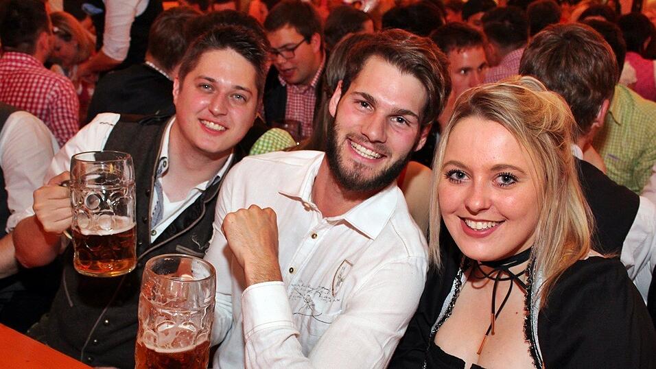 Die Fr&uuml;hjahrsdult 2017 in Landshut neigt sich dem Ende entgegen. Grund genug, noch einmal richtig in den Bierzelten zu feiern - abgerundet vom traditionellen Feuerwerk.