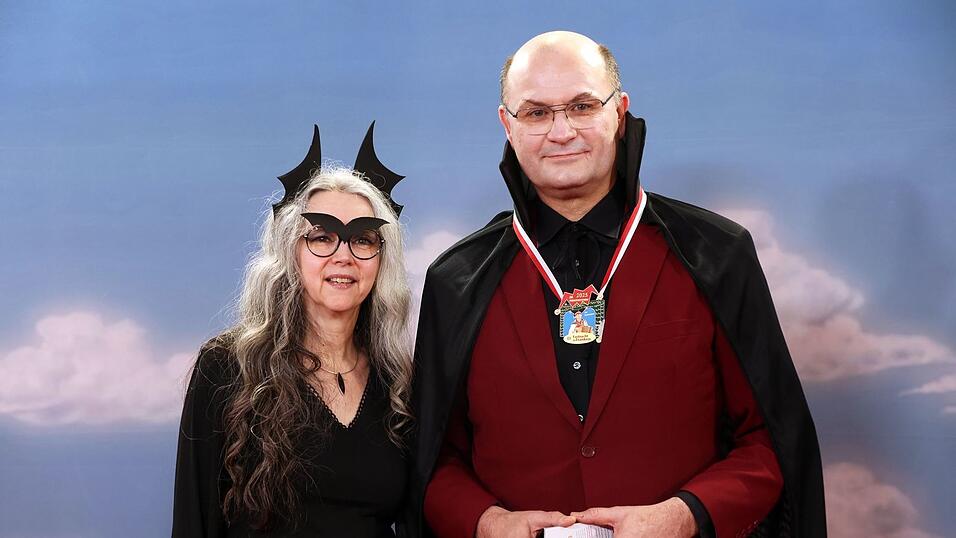 Finanzminister Füracker kam als Dracula.