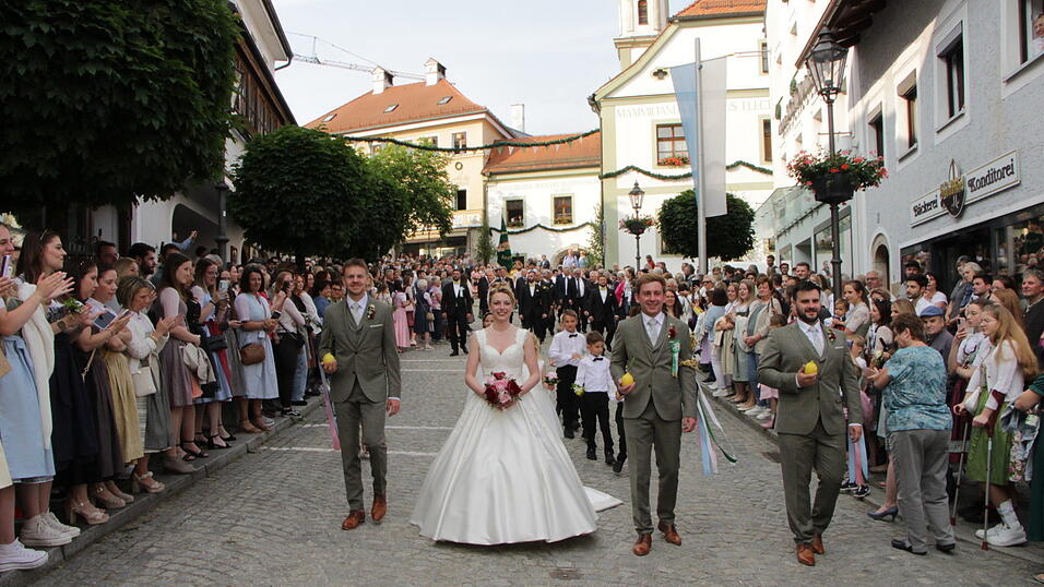 Viele Zuschauer bejubelten das Pfingstbrautpaar.