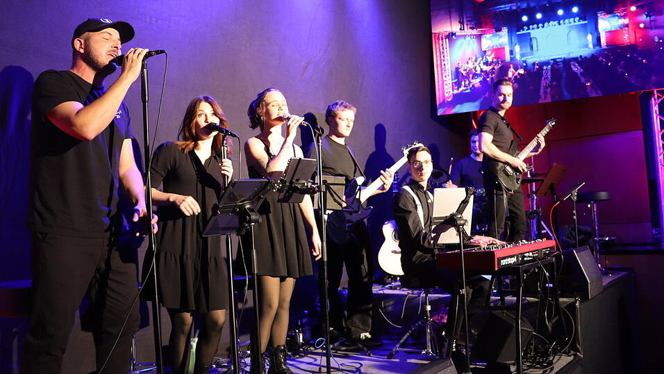 Die neue Narrhalla-Band sorgte für die musikalische Untermalung. Die neue Narrhalla-Band sorgte für die musikalische Untermalung.