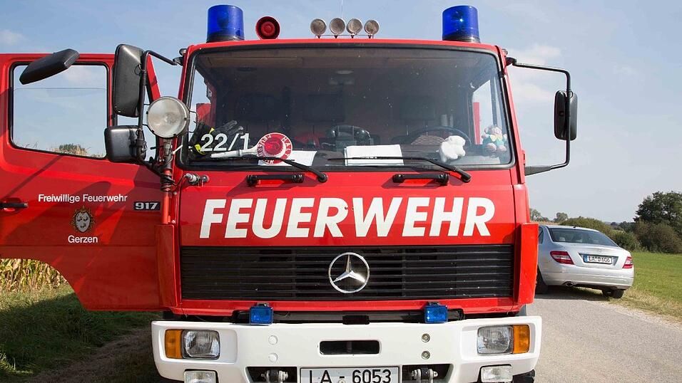 Ein Sanka fuhr am Samstag auf einen Notarztwagen auf, nachdem dieser stark bremste. Vier Rettungskräfte wurden leicht verletzt. Ein Sanka fuhr am Samstag auf einen Notarztwagen auf, nachdem dieser stark bremste. Vier Rettungskräfte wurden leicht verletzt.