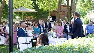 Die Trauung findet mit rund 90 G&auml;sten&nbsp;im Garten des Schlosses Thierlstein statt.