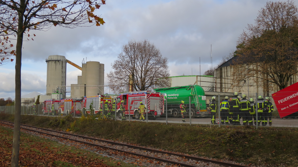 Die Feuerwehr ist mit zahlreichen Kräften vor Ort. Die Feuerwehr ist mit zahlreichen Kräften vor Ort.