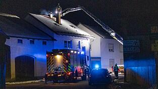 Die Feuerwehr kontrolliert den Kamin über die Drehleiter von oben. Die Feuerwehr kontrolliert den Kamin über die Drehleiter von oben.