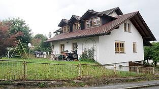 In dem Haus soll der Angeklagte zwei Nachbarinnen und einen Nachbarn getötet haben. (Archivbild) In dem Haus soll der Angeklagte zwei Nachbarinnen und einen Nachbarn getötet haben. (Archivbild)