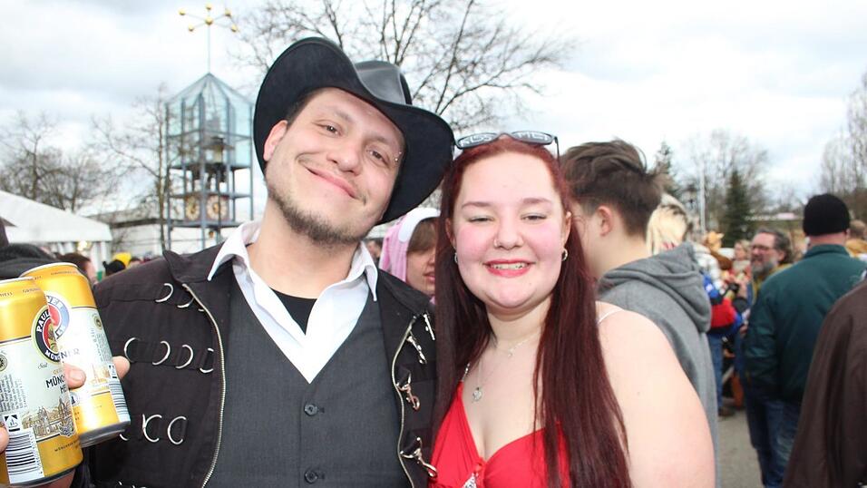 Viele Faschings-Fans haben sich am Samstag den Umzug in Langenbach angesehen. Viele Faschings-Fans haben sich am Samstag den Umzug in Langenbach angesehen.